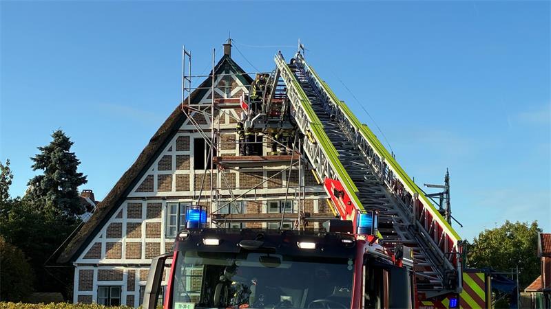 Arbeitsunfall im Alten Land – Reetdachdecker schwer verletzt Die Drehleiter geht in Neuenschleuse in Stellung.