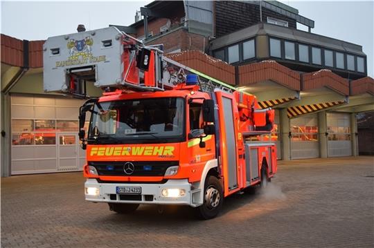 Die Drehleiter von Zug I der Feuerwehr Stade an der Hauptfeuerwache in der Hansestraße. Foto: Battmer