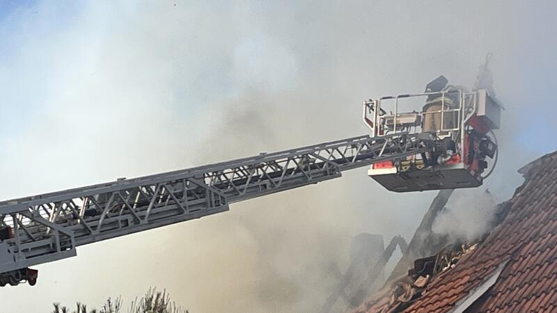 Die Drehleiter von Zug I der Ortsfeuerwehr Stade unterstützt die Altländer.