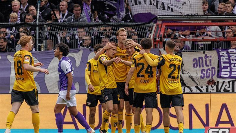 Osnabrück holt späten Punkt gegen Dynamo Dresden Die Dresdner Spieler feiern den Führungstreffer zum 1:0.
