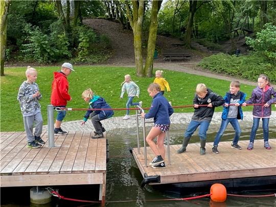 Die Drittklässler der Bargstedter Grundschule haben viel Spaß auf dem neuen Wasserspielplatz. Foto: Bünning