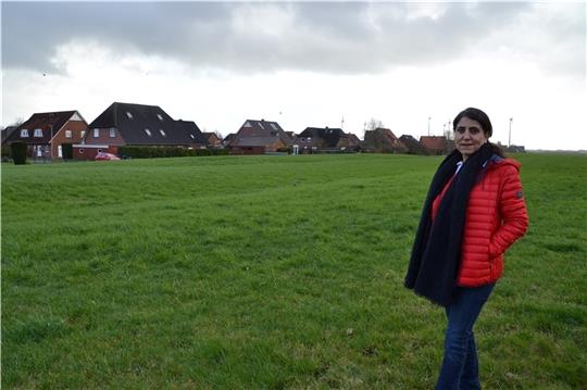 Die Drochterser Architektin Esmer Ülker-von Allwörden vor dem von der HanseArt Baukonzepte geplanten Baugebiet, das bis zur südlichen Siedlungsgrenze reicht. Foto: Helfferich