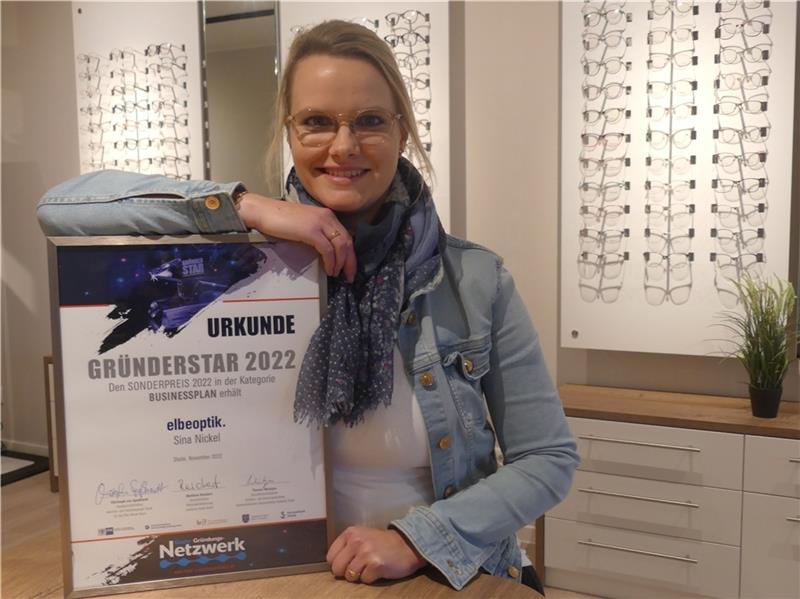 Augenoptikerin aus Drochtersen mit ausgezeichnetem Businessplan Die Drochterser Augenoptikermeisterin Sina Nickel hat sich in der Ortsmitte selbstständig gemacht. Jetzt wurde sie für ihren Businessplan mit einem „Gründerstar“-Sonderpreis ausgezeichnet. Foto: Knappe