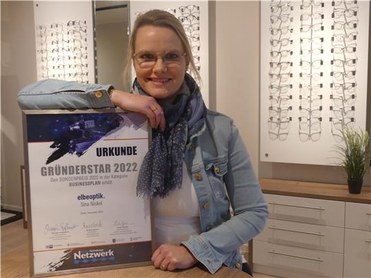 Augenoptikerin aus Drochtersen mit ausgezeichnetem Businessplan Die Drochterser Augenoptikermeisterin Sina Nickel hat sich in der Ortsmitte selbstständig gemacht. Jetzt wurde sie für ihren Businessplan mit einem „Gründerstar“-Sonderpreis ausgezeichnet. Foto: Knappe