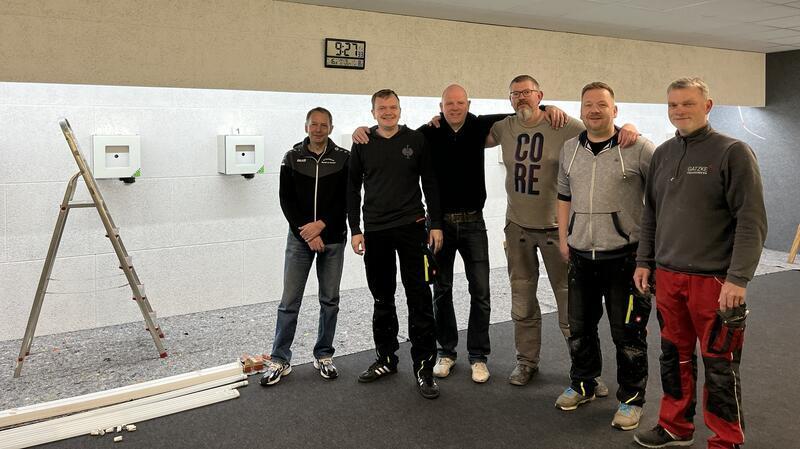 Drochterser Schützen haben jetzt einen Hightech-Schießstand Die Drochterser Schützen trainieren mit neuer Technik. Im Bild ein Teil des Umbau-Teams (von links): Daniel von Borstel, Claas Meyer, Timo Laskowski, Björn Kaufmann, Sascha Radtke und Florian Struck.