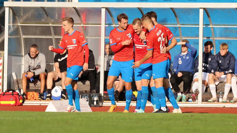 D/A feiert den ersten Auswärtssieg - 3:1 beim Tabellenletzten Die Drochterser haben ihren ersten Auswärtssieg der Saison gefeiert. Moritz Göttel (Dritter von links) und Dennis Rosin trafen.