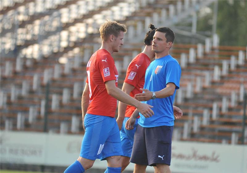 Die Drochterser um Florian Nagel und Trainer Lars Uder verloren in Hamburg mit 0:1. Foto: Archiv