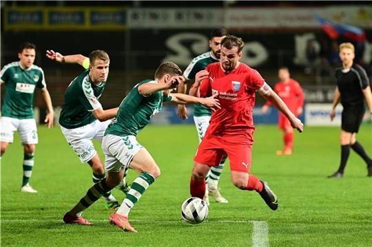 Die Drochterser um Kapitän Alexander Neumann wollen gegen Phönix Lübeck wie zuletzt gegen VfB Lübeck wieder stark spielen - sich im Heimspiel aber auch mit einem Sieg belohnen. Foto: Schlikis