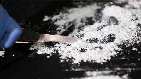 Die Drogen, insbesondere Kokain und Amphetamine, sollen aus einem Zelt heraus verkauft worden sein, das von den Blicken der Festivalteilnehmer abgeschirmt war.