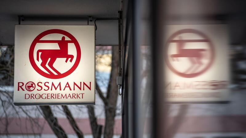 Die Drogeriemarktkette Rossmann hat im vergangenen Jahr deutlich zugelegt und einen Rekordumsatz verbucht.