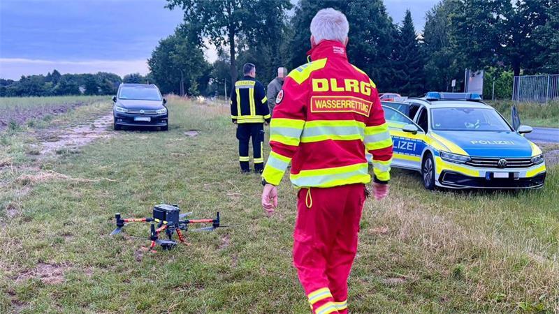 Die Drohne der DLRG Horneburg/Altes Land unterstützt die Personensuche aus der Luft.