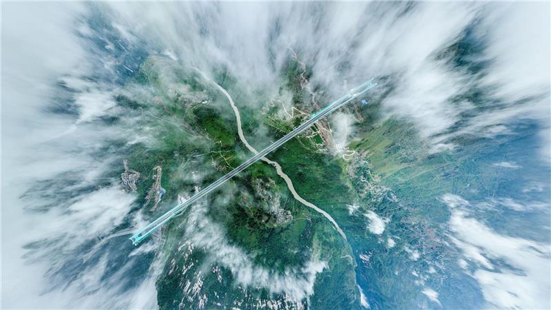 Die Drohnenaufnahme zeigt die Huajiang Grand Canyon Bridge in der südwestchinesischen Provinz Guizhou.