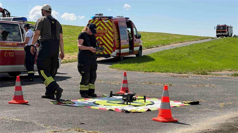 Die Drohneneinheit der Drochterser Feuerwehr ist ebenfalls ausgerückt. 