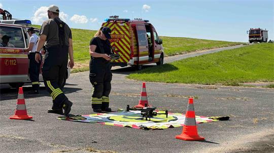 Die Drohneneinheit der Drochterser Feuerwehr ist ebenfalls ausgerückt. 