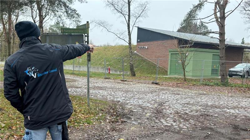 Die Druckerhöhungsstation des Trinkwasserverbandes liegt teilweise unter einem grasbewachsenen Hügel.