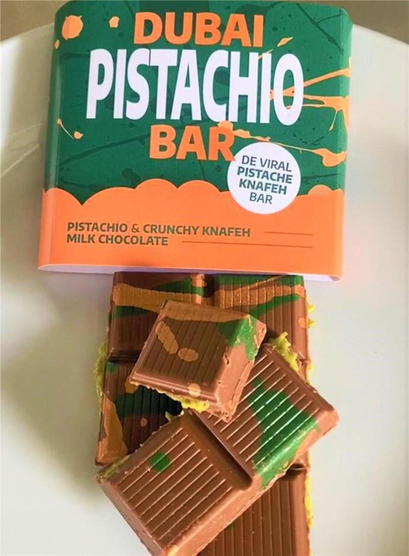 „Dubai-Schokolade“: Überteuerter Hype oder Food-Sensation? Die „Dubai Pistachio Bar“, wie sie bei REWE erhältlich ist, kostet etwa 10 Euro.