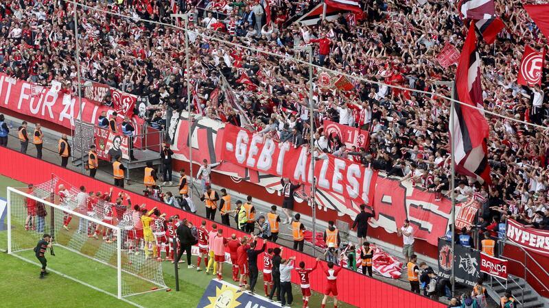Die Düsseldorfer Mannschaft feiert mit ihren Fans: Die Fortuna kann mit Zuversicht ins Relegationsspiel gegen den VfL Bochum gehen.