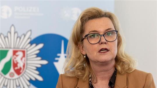 Die Düsseldorfer Polizeipräsidentin Miriam Brauns bei der Pressekonferenz zum Schlag gegen die kriminelle Handelsplattform „Crimemarket“.