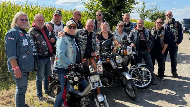 Die Durchfahrer der Mofa-Tour an der Baumallee in Wangersen.