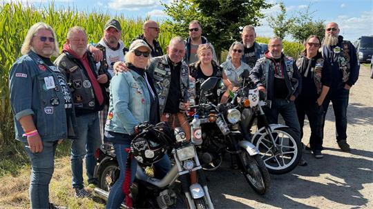 Die Durchfahrer der Mofa-Tour an der Baumallee in Wangersen.