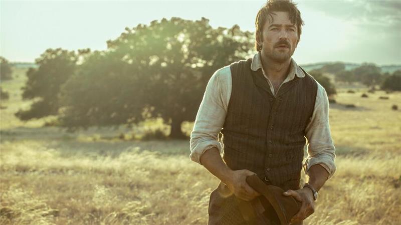 Die Duttons hoffen in „1923“ auf die Rückkehr ihres Neffen Spencer (Brandon Sklenar), der sich in Afrika als Löwenjäger durchschlägt.