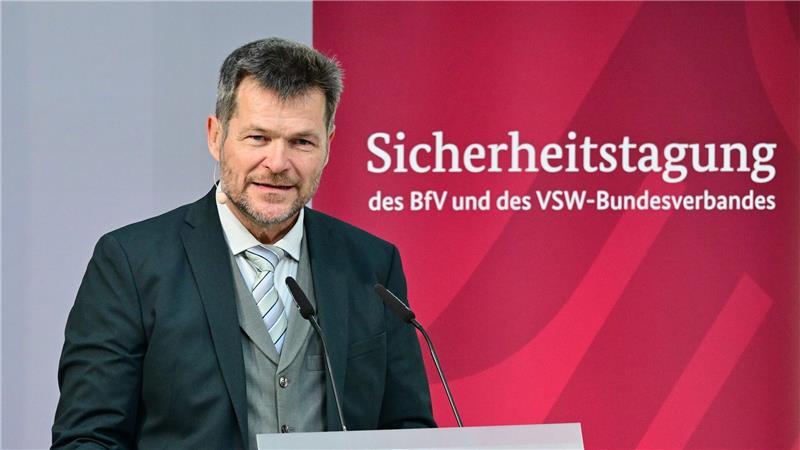 „Die Dynamik der Bedrohungen erforderte schnellere Fortschritte“, sagt der Präsident des Verbandes für Sicherheit in der Wirtschaft, Johannes Strümpfel. 
