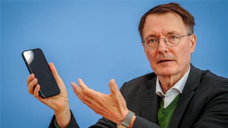 Lauterbach erwartet bessere Versorgung mit E-Akten Die E-Akte mit Gesundheitsdaten soll auch am Smartphone abrufbar sein.