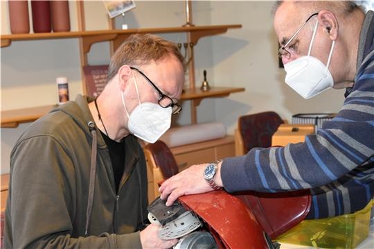 Die E xperten vom Repair-Café in Ahlerstedt: Torsten Mäckelmann (links) und Hajo Berger versuchen, gemeinsam einen kaputten Staubsauger wieder in Gang zu bringen.  Fotos: Felsch