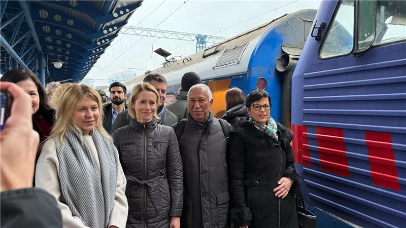 Neue EU-Analyse sieht Reformtempo der Ukraine kritisch Die EU-Außenbeauftragte Kaja Kallas (2.v.l) und EU-Erweiterungskommissarin Marta Kos (r) legen Berichte zu Reformfortschritten von Ländern vor, die in die Europäische Union streben. (Archivbild)