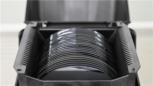 Die EU-Kommission will unter anderem die Versorgung mit Halbleitern sicherstellen. Im Bild: Zwischenprodukte, sogenannte Wafer, in den Räumen des Halbleiterproduzenten Nexperia. (Symbolbild)
