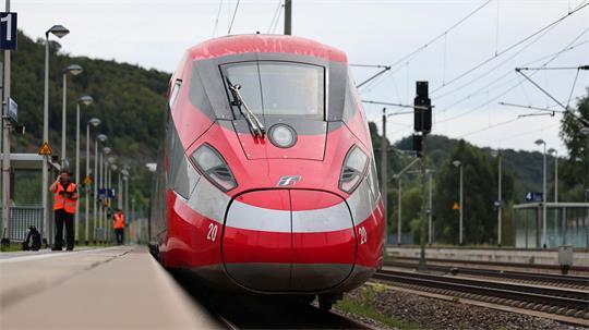 Die EU-Kommssion will Bahnreisen quer durch Europa einfacher machen. (Archivbild)