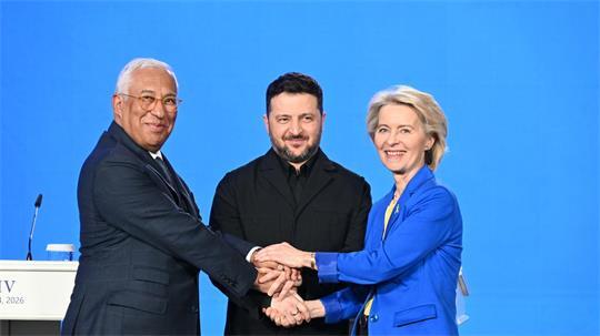 Die EU sagt der Ukraine zum Nationalfeiertag neue Rüstungshilfen zu. Im Februar waren EU-Ratspräsident António Costa und EU-Kommissionspräsidentin Ursula von der Leyen zuletzt gemeinsam zu Gesprächen mit dem ukrainischen Präsidenten Wolodymyr Selenskyj (m) gereist.
