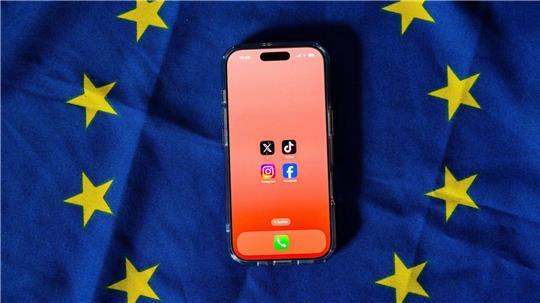 Die EU spielt bei der Debatte um ein mögliches Social-Media-Verbot für Kinder eine wichtige Rolle. (Symbolbild)