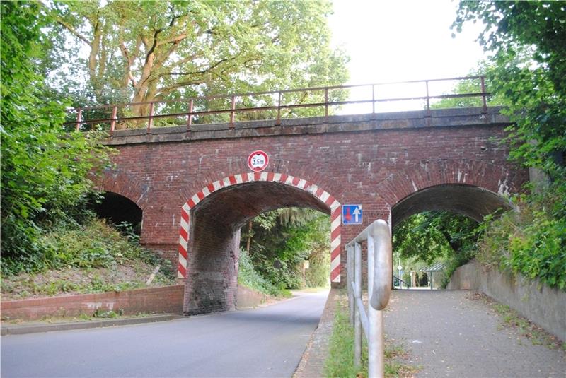 Die EVB plant, die alte Brücke in Bargstedt abzureißen und durch eine größere zu ersetzen. Doch für den Startschuss muss das Unternehmen eng mit dem Landkreis zusammenarbeiten. Foto: Archiv