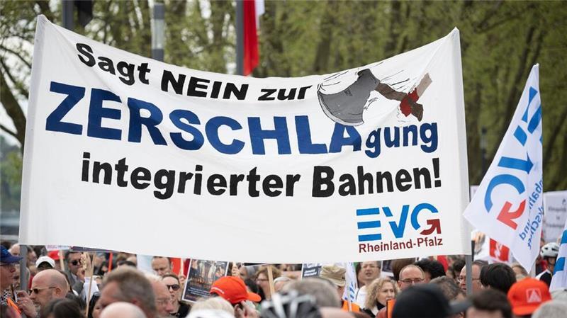 Die EVG kämpft seit Jahren gegen eine mögliche Aufspaltung der Bahn. (Archivbild)