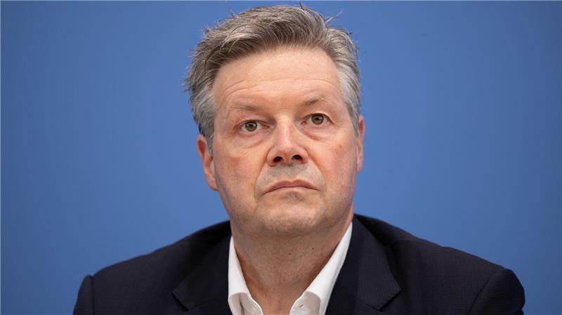 Die EVG will die Berufung des neuen Chefs der Infrastruktursparte DB InfraGo, Dirk Rompf, verhindern. (Archivbild)