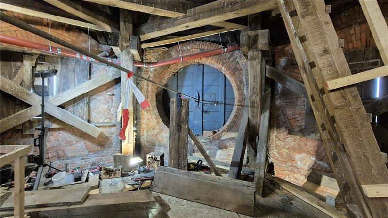 St.-Petri-Kirche in Buxtehude: Turmretter arbeiten in 40 Meter Höhe Die Ebene im Turm der St.-Petri-Kirche, auf der sich die Uhr befindet, ist eine Baustelle.
