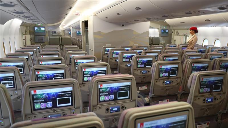 Die Economy-Class Kabine eines Airbus A380 von Emirates ist im Airbus-Werk in Hamburg-Finkenwerder bei einem Rundgang durch das Flugzeug zu sehen.