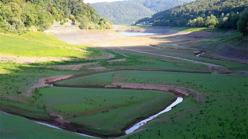 „Blanker Wahnsinn“: Niedrigwasser trifft Edersee-Tourismus Die Eder ist im hinteren Teil des Sees wieder erkannbar.