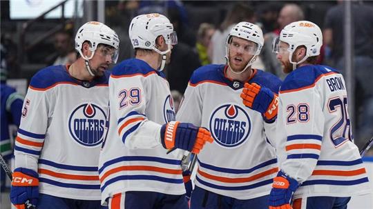 Die Edmonton Oilers um Leon Draisaitl (2.v.l) verloren auch ihr zweites Saisonspiel.