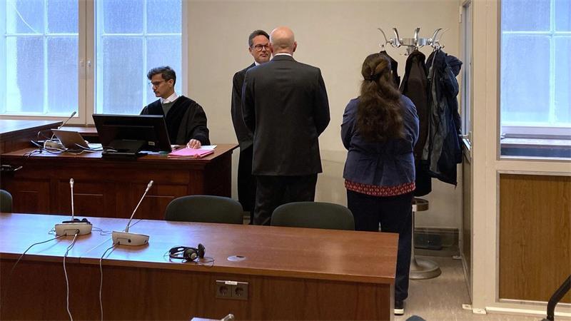 Eklat im Gottesdienst: Küster stirbt, Arzt in Hamburg vor Gericht Die Ehefrau des Angeklagten darf als Beistand im Prozess neben ihrem Mann sitzen.