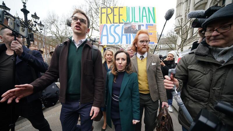 Assange hofft auf letzte Chance vor Gericht Die Ehefrau von Julian Assange, Stella Assange, auf dem Weg zur Anhörung ihres Mannes. Der Wikileaks-Gründer legt vor dem Gericht seinen letzten Einspruch gegen seine drohende Auslieferung ein.