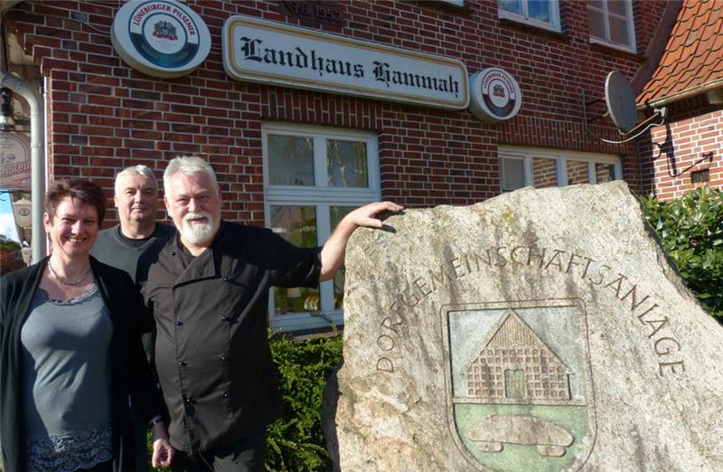 Die Eheleute Heike und Günter Reck (vorne) mit Bürgermeister Stefan Holst vor dem Landhaus Hammah. Ihr Pachtvertrag läuft noch bis 2020.  Foto: Eidtmann