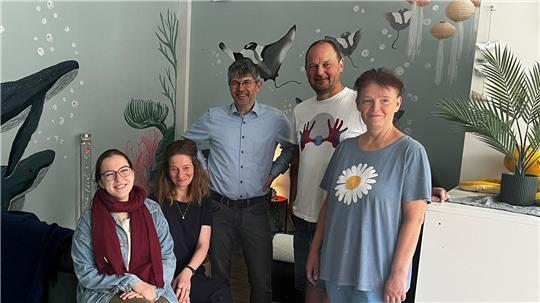Die Ehrenamtliche Paula Kollenda, Julia Kleihauer (VHS), Jörg Moser-Kollenda und Olaf Cegan (IGS) und Katja Buse (VHS) im neuen Schüler-Aufenthaltsraum der IGS Stade.