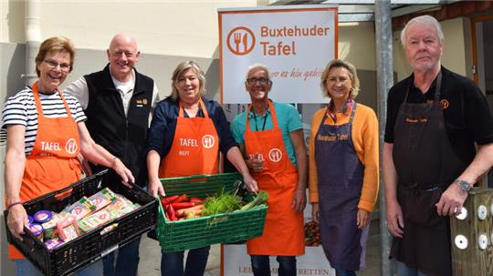 Die Ehrenamtlichen der Buxtehuder Tafel haben Grund zur Freude: Die finanzielle Unterstützung sei herausragend, sagt Tafel-Leiter Jürgen Karow (Zweiter von links).
