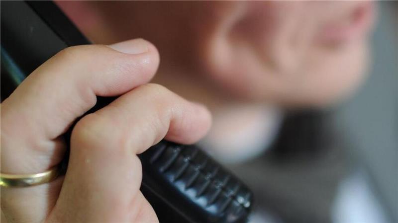 Die Ehrenamtlichen der Telefonseelsorge haben ein offenes Ohr für jeden Anrufenden (Symbolbild).