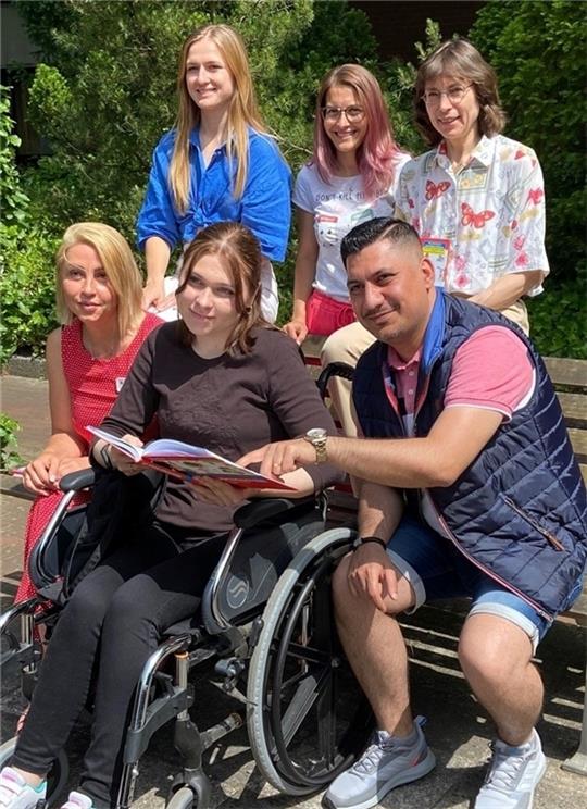 Die Ehrenamtlichen des DRK: Helen (von links), Svitlana, Olana, Anwar, Lisa Kummer. In der Mitte: Anna aus Nowyj Buh, einer Stadt im Osten der Ukraine. Die 18-Jährige leidet an einer Muskelerkrankung und ist mit Schwester und Mutter vor vie
