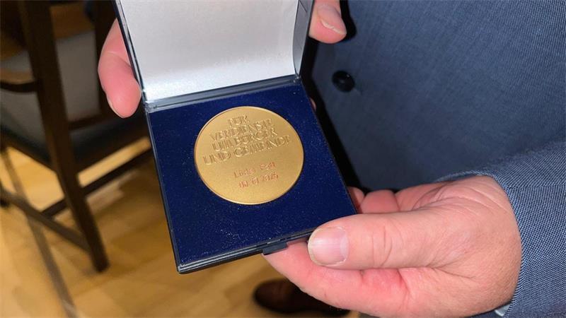 „Großartiges geleistet“: Ehrung für 24 Harsefelder Ratsmitglieder Die Ehrenmedaille für 30 Jahre Engagement erhielt an diesem Abend nur Lüder Pott.