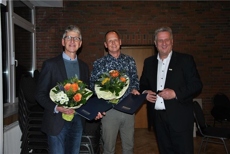 Tobias Terne bleibt Bürgermeister in Bliedersdorf Die Ehrennadel in Bronze, eine Urkunde und ein Blumenstrauß für 15 Jahre im Rat: (von rechts) Michael Ospalski vom Niedersächsischen Städte- und Gemeindebund ehrt Dr. Mathias Grau und Harald von Thaden. Foto: Lohmann