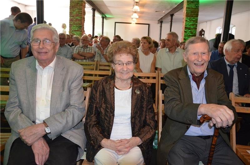 Die Ehrenvorsitzenden des Stader Bauernverbandes zählten zu den Gratulanten: Jürgen Koch (links) und seine Ehefrau sowie der 92-jährige Hans von der Decken. Foto von Allwörden